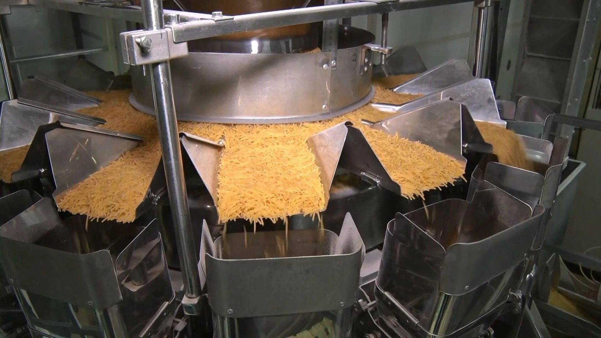 Сушка макаронных изделий на производстве. Производство макарун. Сушка макаронных изделий. Цех производства макарон. Макаронная фабрика верола.