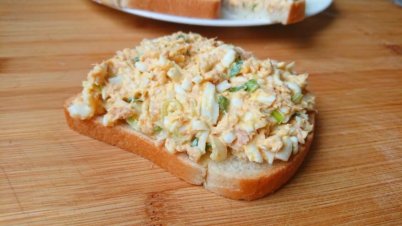 Намазка из моркови и плавленного. Намазка на хлеб. Вкуснейшая намазка на хлеб. Бюджетная намазка на хлеб. Хлебцы с намазкой.