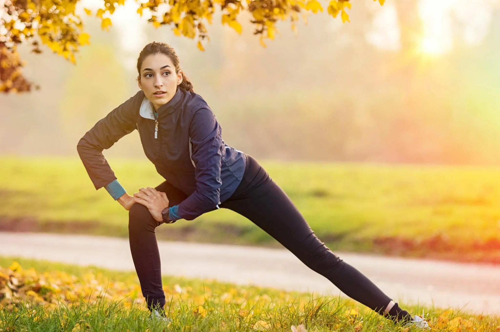 Бег после 35. Пробежка в парке. девушка спорт. спорт в парке бег. женщина на пробежке в парке.