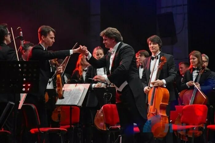 Фото дирижера с оркестром. Оркестр кремля. Военный оркестр президентский оркестр рф. Оркестр фсо. Государственный кремлевский оркестр управления делами президента рф.