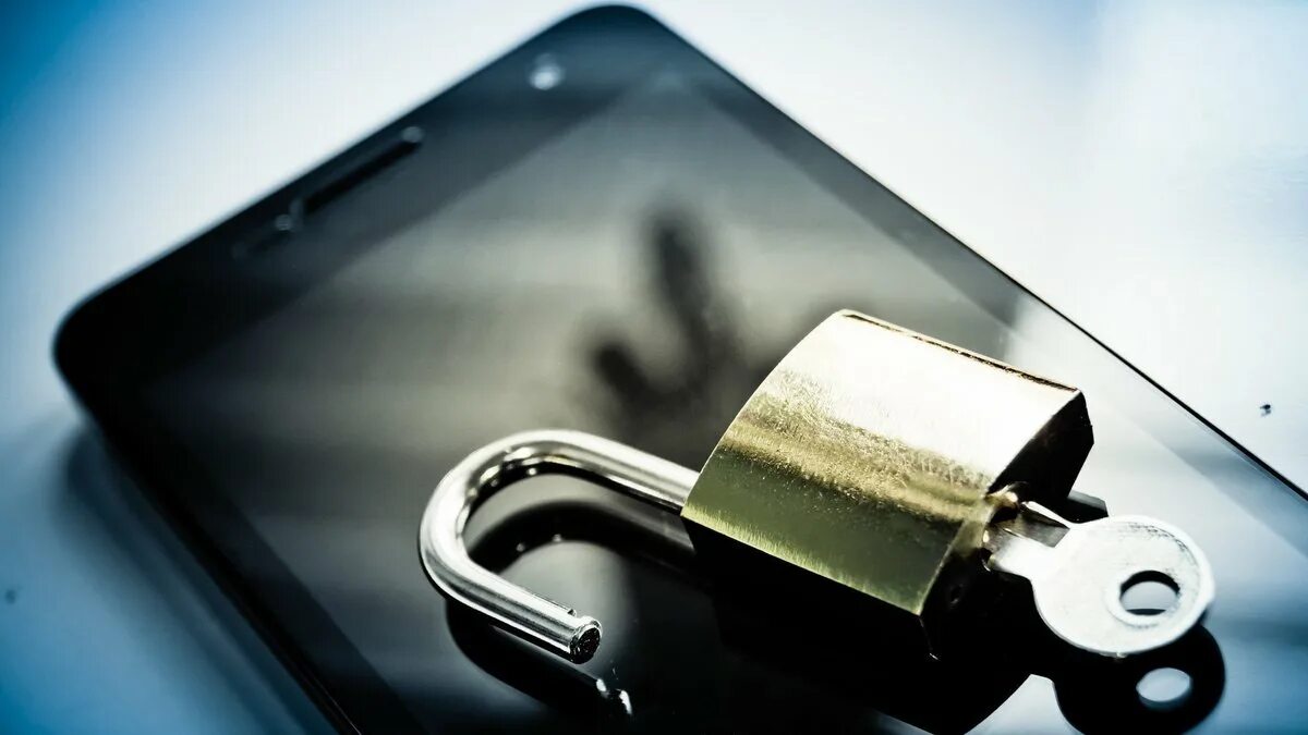 Безопасность телефона. Смартфон с замком. Бронепленка для телефонов сотовых. Бронированная пленка на телефон. Безопасность смартфона.