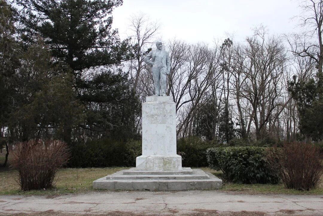 Памятник Ленину в Виноградном Анапа. Памятник виноградный Темрюкский район. Посёлок виноградный Темрюкский район памятники. Бюст Ленина винсовхоз станица Курская. Виноградное темрюкский краснодарский край