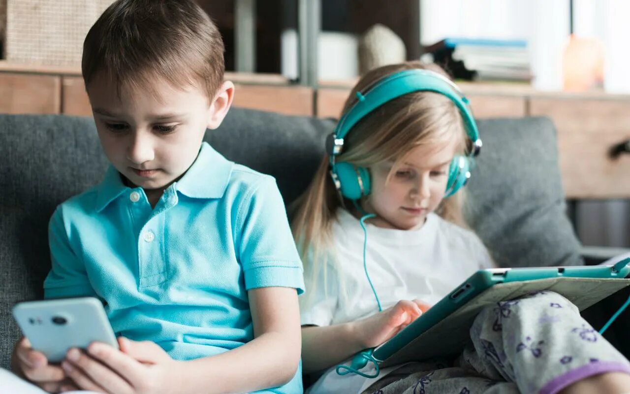 Дети современности. Дети с мобильниками и планшетами. Планшет для детей. Малыш с планшетом. Техника для детей.