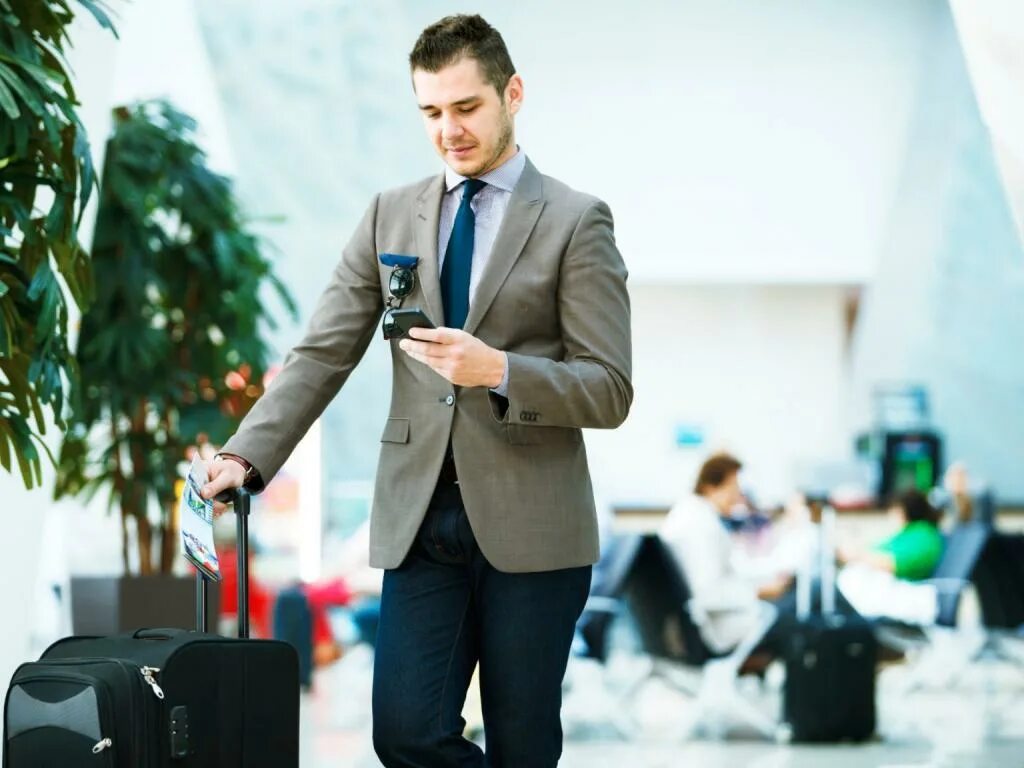 Деловой туризм. Деловые туристы. Бизнесмен спит в отеле. Командировка. Командировка.