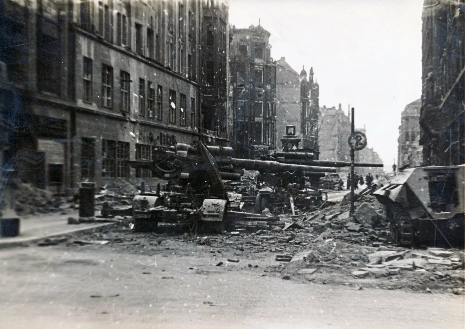 Берлин улицы 1945 высокое Маус. Выставка трофейной техники в Берлине 1945. Берлин 1945 на рабочий стол. Бр-5 в Берлине. Берлин 5 мая 1945