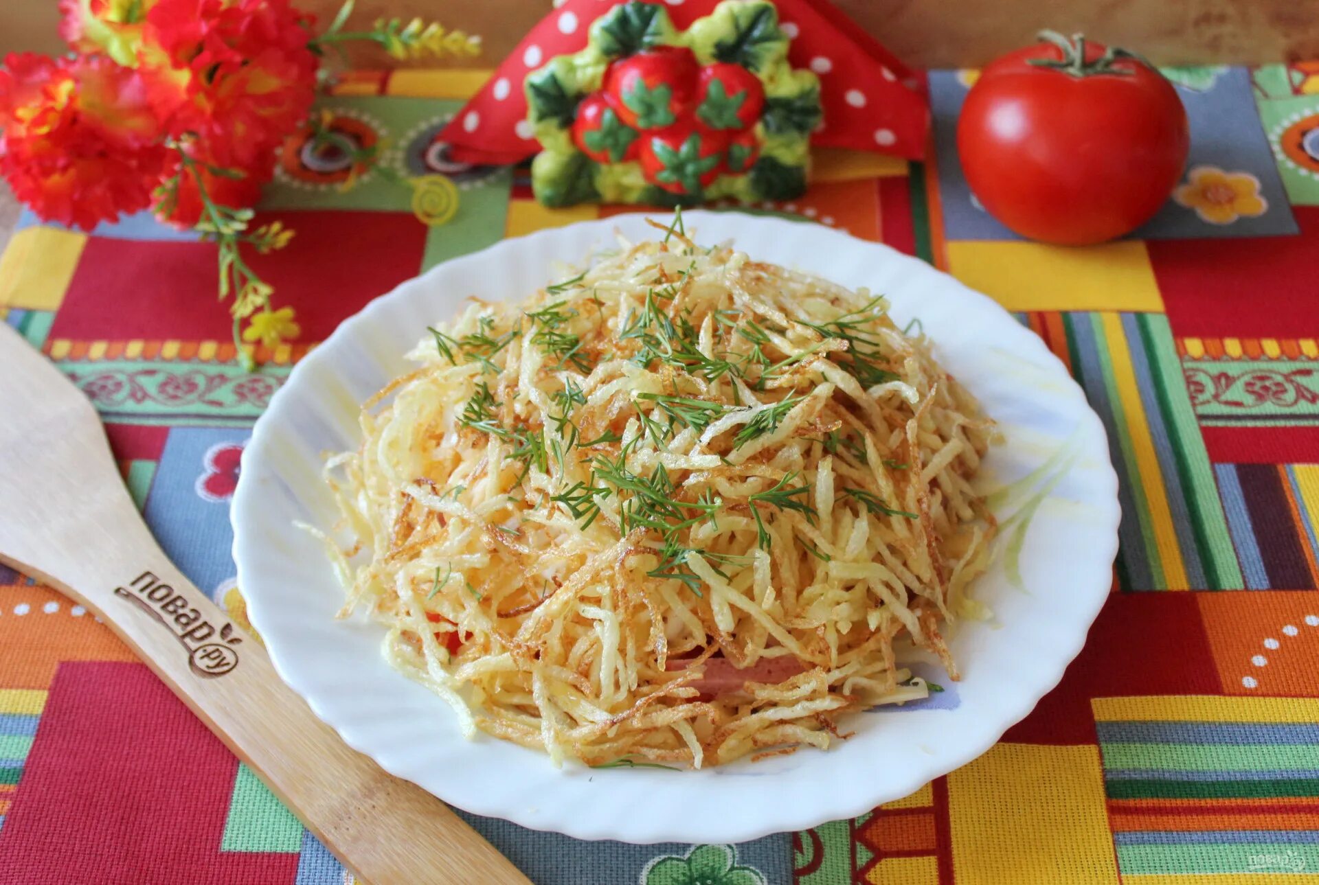 Салат с жареным картофелем. Салат с жареной картошкой сверху. Салат с картофелем пай. Салат с жареной картошкой диёр. Салат с жарен картошкой.