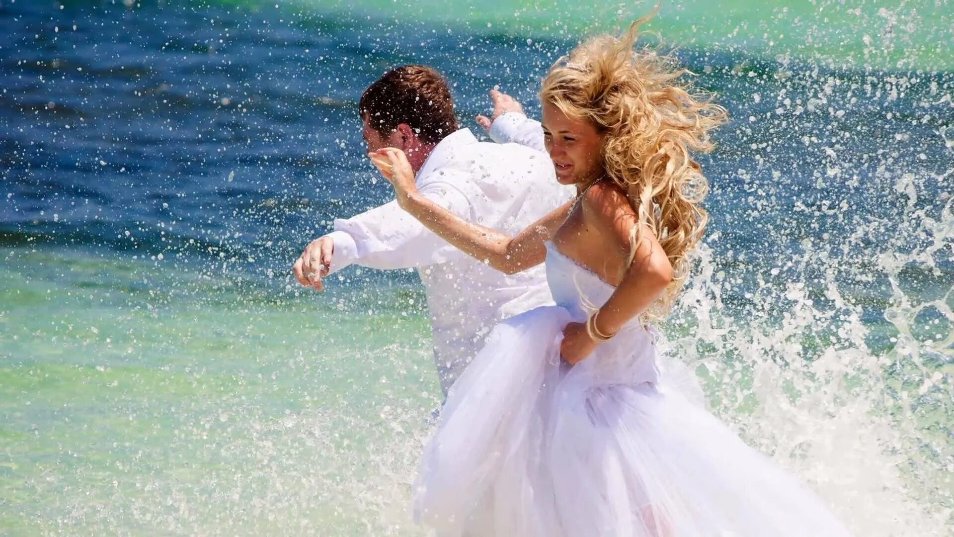 Поймать сбежавшую невесту. Свадьба на море. Невеста на море. Свадьба на берегу моря. Свадьба на море блондинка.