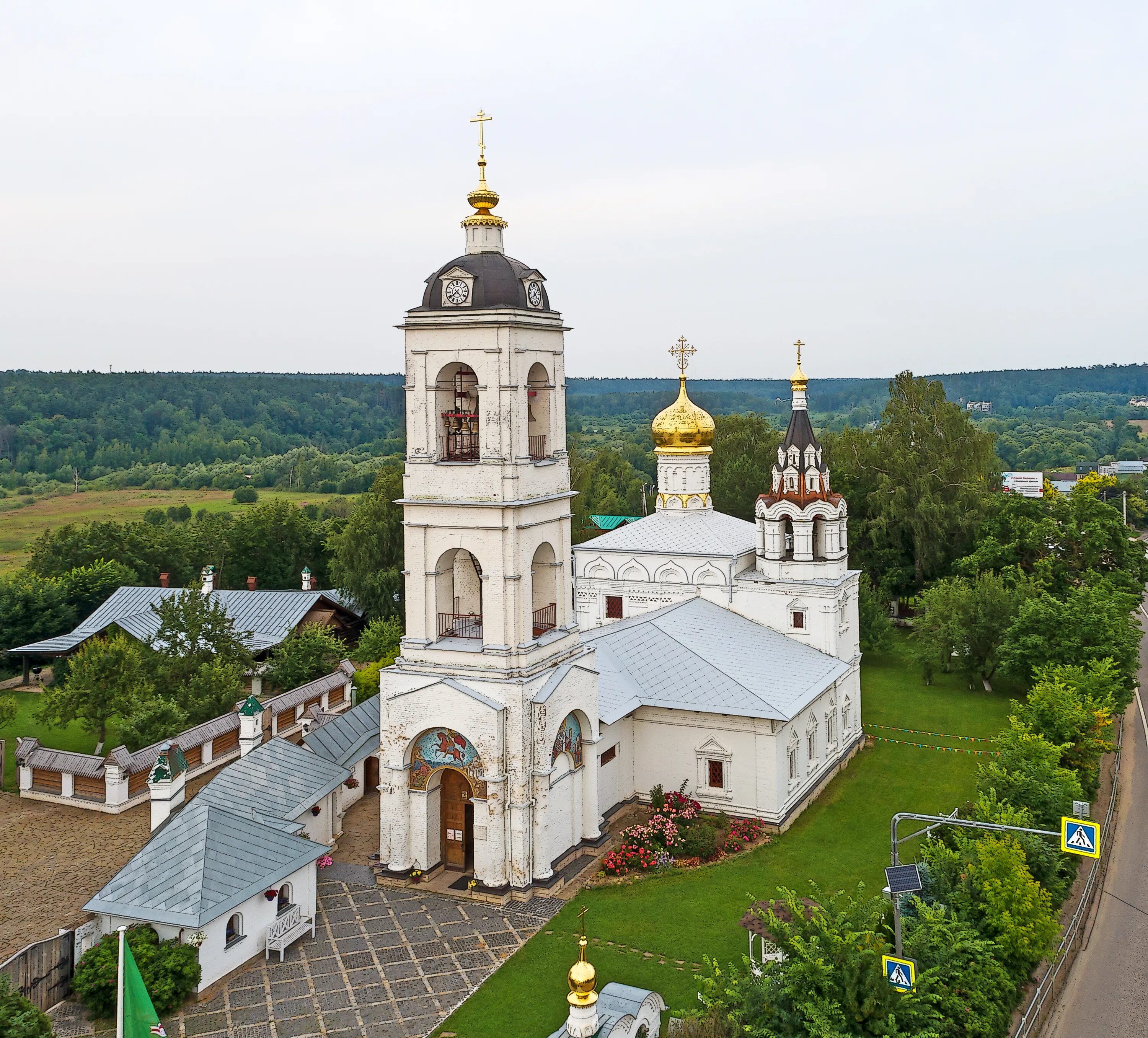 Дмитровское храм Димитрия Солунского. Храм в селе Дмитровское Красногорского района. Церковь Дмитрия Солунского в Петрово Дальнем. Село Дмитровское Красногорский район. Дмитровск подмосковье