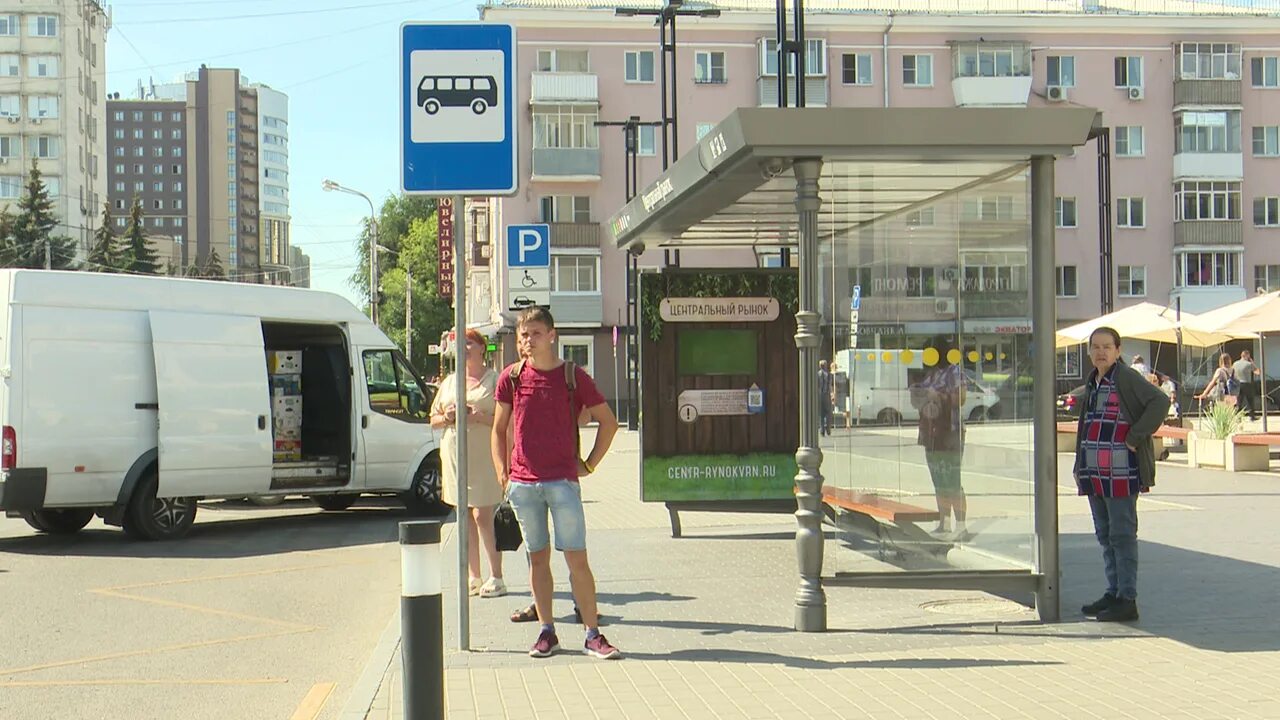 Аня ждет автобус на остановке. Люди на остановке. Остановка. Автобусная остановка с людьми. Реклама на умных остановках.