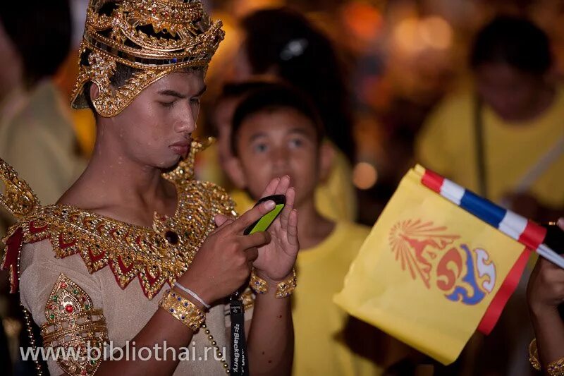 Жизнь тайцев. День рождения короля Таиланда. Пхумипона Адульядета.