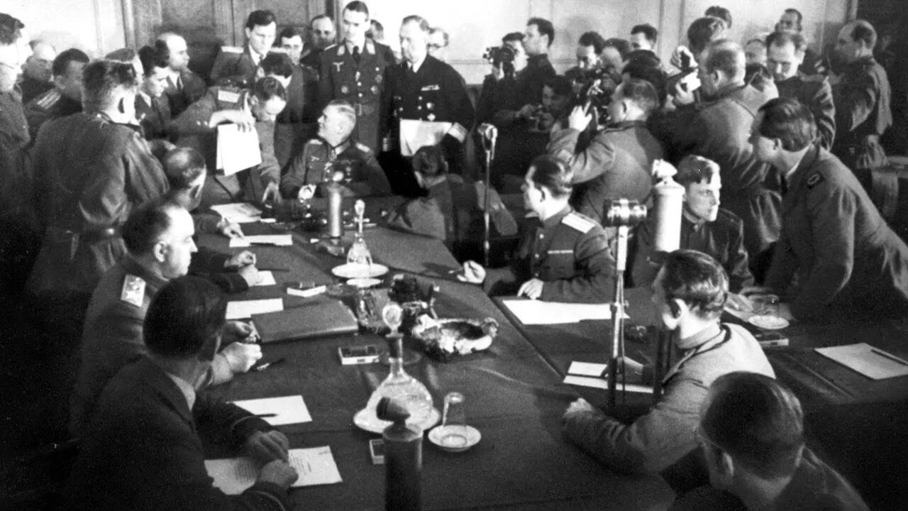 Подписание капитуляции Германии 1945. Капитуляция Германии 8 мая Кейтель. 2 Мая 1945 года Берлин подписание капитуляции. Капитуляция в Карлсхорсте в 1945.