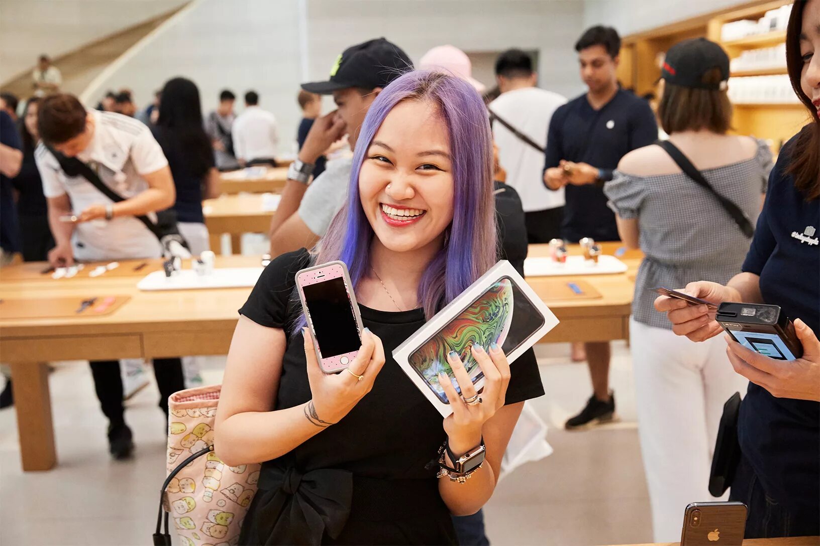 Японский iphone 15. Молодежь с айфонами. Apple люди. Человек с айфоном. Айфон Япония.