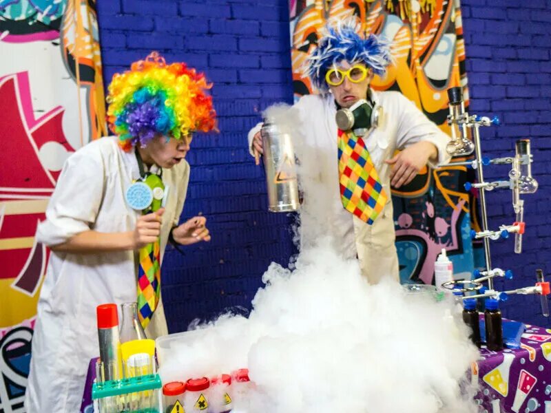 детские праздники. детские шоу программы москва. развлекательное шоу для детей. аниматор фокусник и ребенок. шоу на детский праздник.