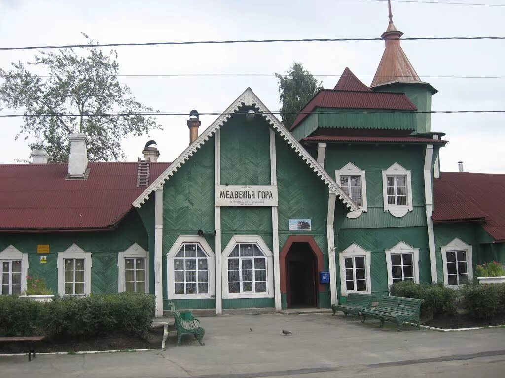 карелия железнодорожная станция медвежья гора. железнодорожный вокзал медвежьегорск. станция медвежьегорск. здание железнодорожного вокзала медвежьегорск. железнодорожная станция медвежья гора.