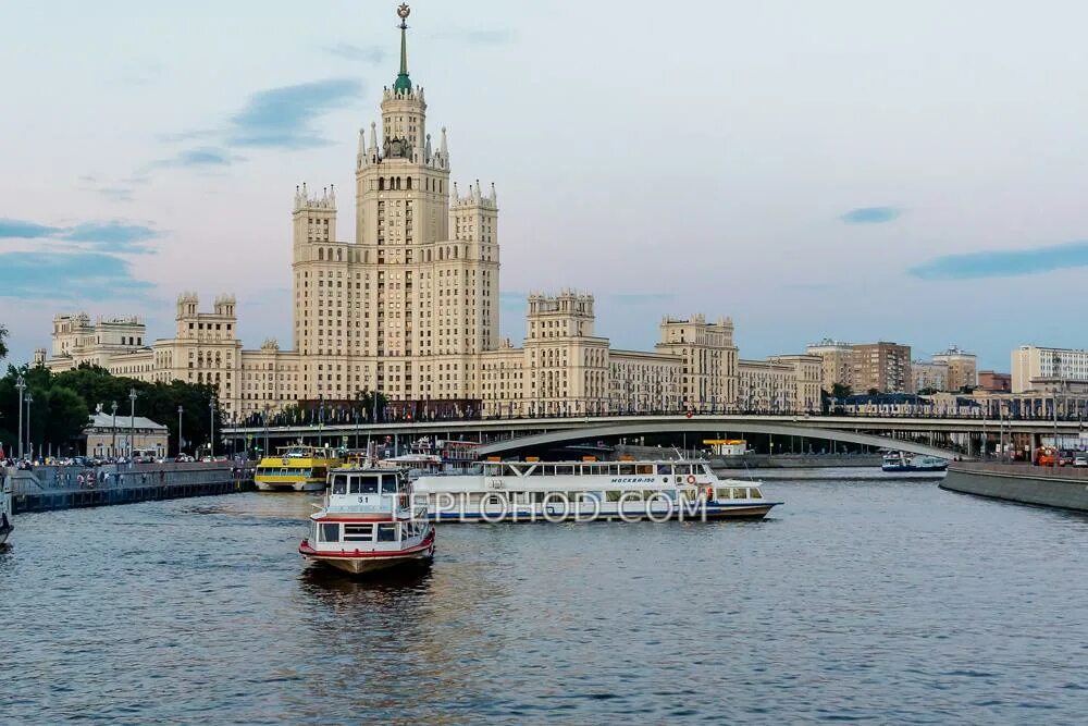 Москва москворецкая набережная причал китай город устьинский. Причал китай город устьинский мост метро. Причал устьинский мост. Речные прогулки устьинский мост. Китай город большой устьинский мост.
