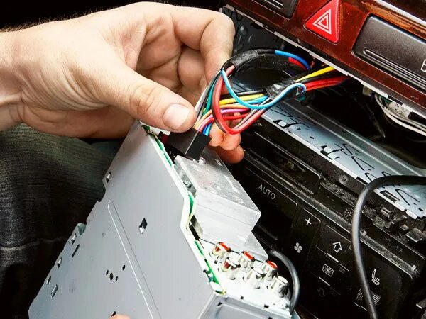 Как подключить телефон к магнитоле в машине. Подключись на магнитофон. питание магнитолы. подключить магнитофон в машине. соединение магнитофона.