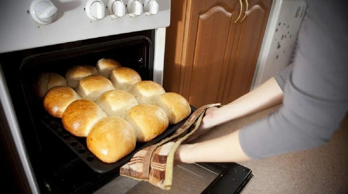 Лазанья на противне в духовке. Пирог сгоревший пирог в духовке. Подгоревшая пицца в духовке. Пирог с низу. Духовкада нон.