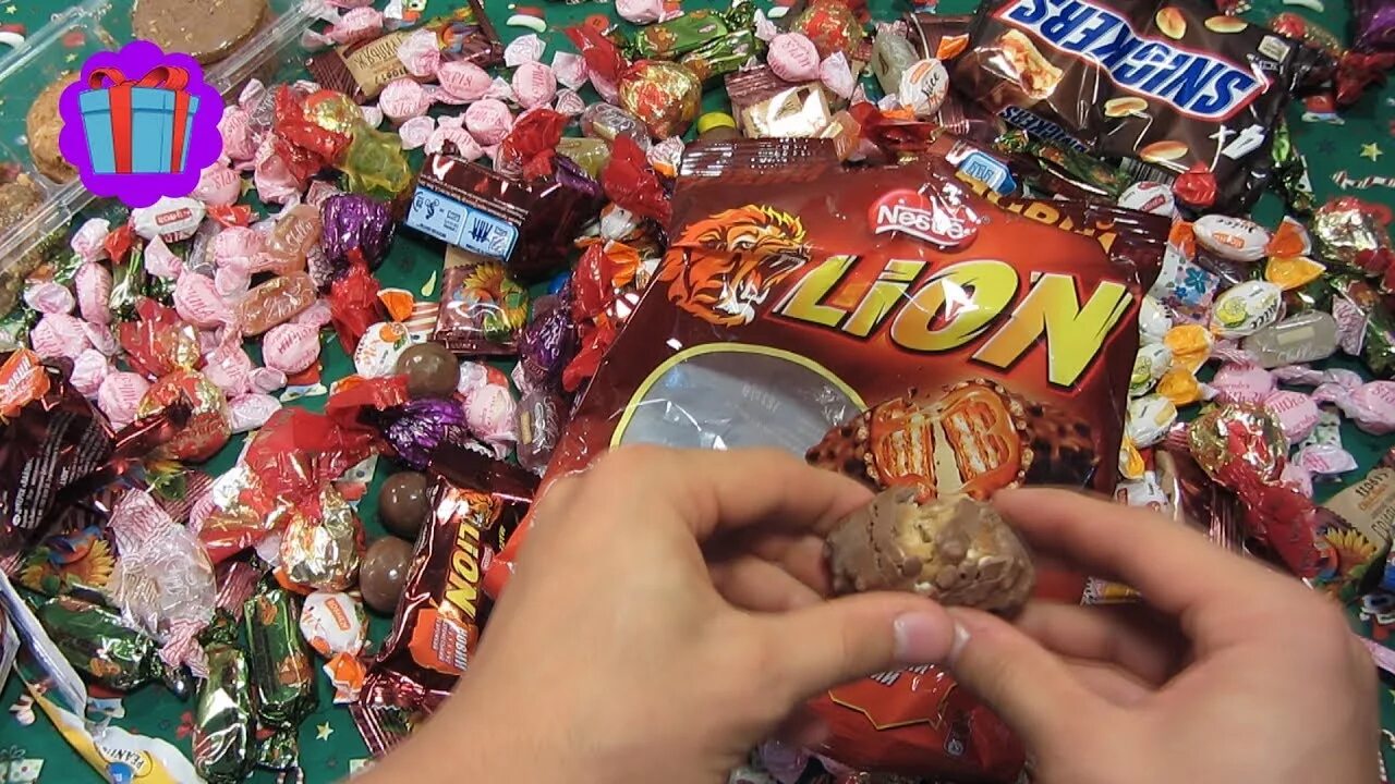 Очень много конфет. Много конфет a lot of Candy. A lot of Candy New много конфет. A lot of Candy New много сладостей и конфет. Eats lots of sweets