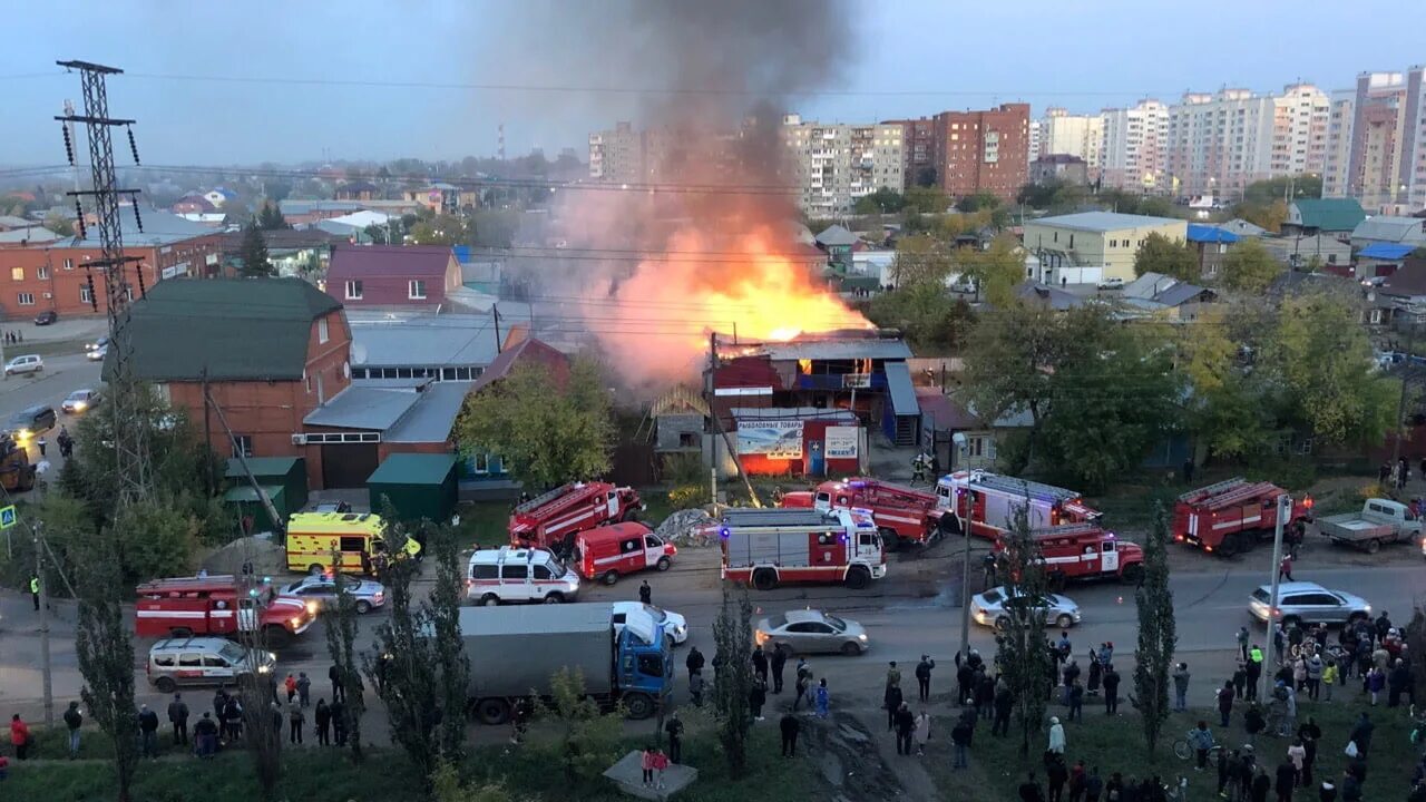 Сирена омск сейчас. Пожар в Омске сейчас. Пожарные Омск. Сгорело здание в Омске.