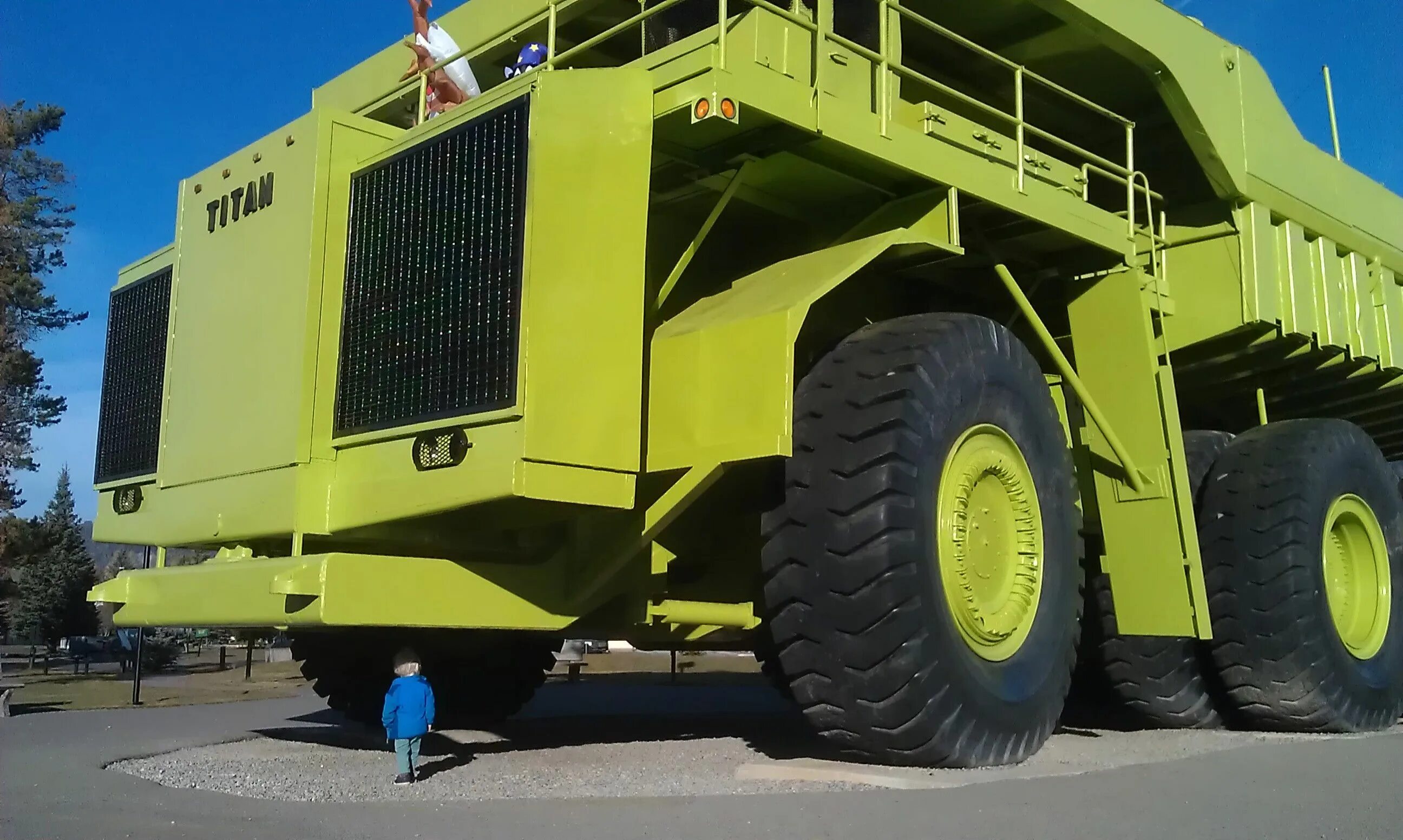 Карьерный самосвал Liebherr t282b. Acco grader 160 тонн. Огромные машины. Самый большой трактор в мире. Большая машина трактор