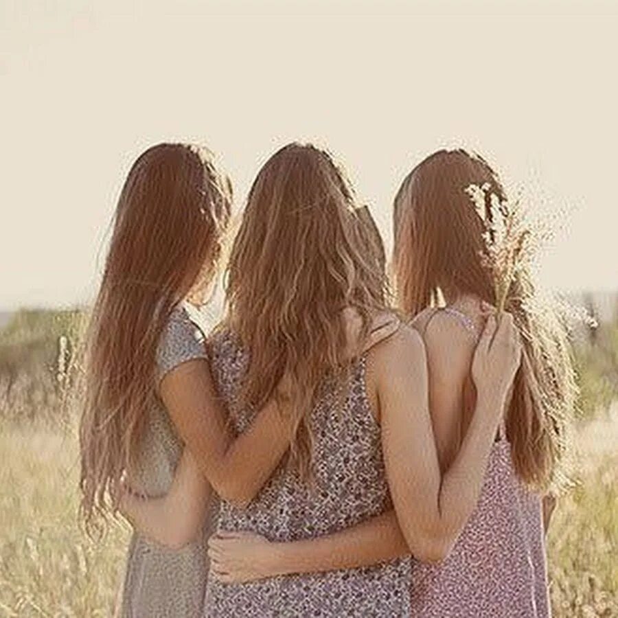 3 девушки снимем. Три подруги. трое подруг. три лучшие подруги. три девушки со спины.