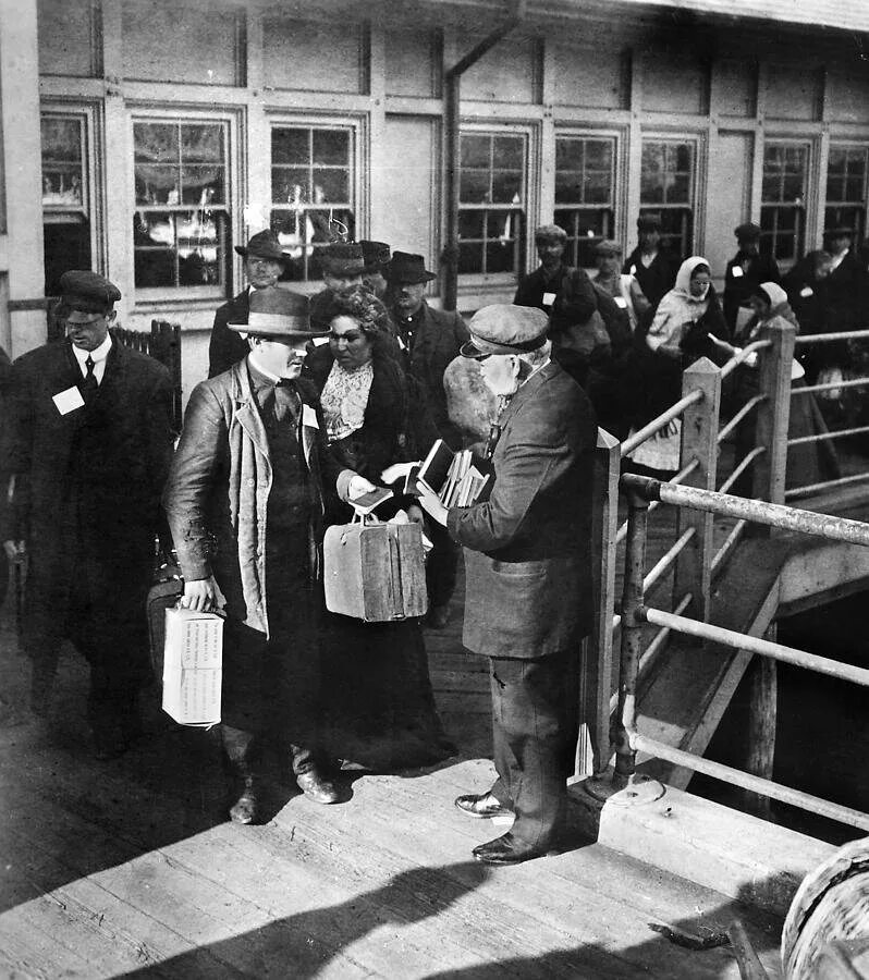Находится в эмиграции. Ellis island immigrants. первая волна эмиграции из россии. эмигранты первой волны. русские эмигранты первой волны.
