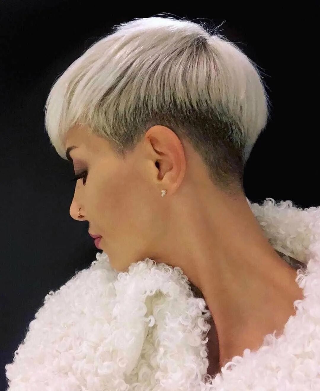 Пепельный темный пикси боб. Костюм мох росгвардия профармия. Пикси боб асимметрия на короткие. Пикси андеркат боб. Стрижки боб пикси гаврош.