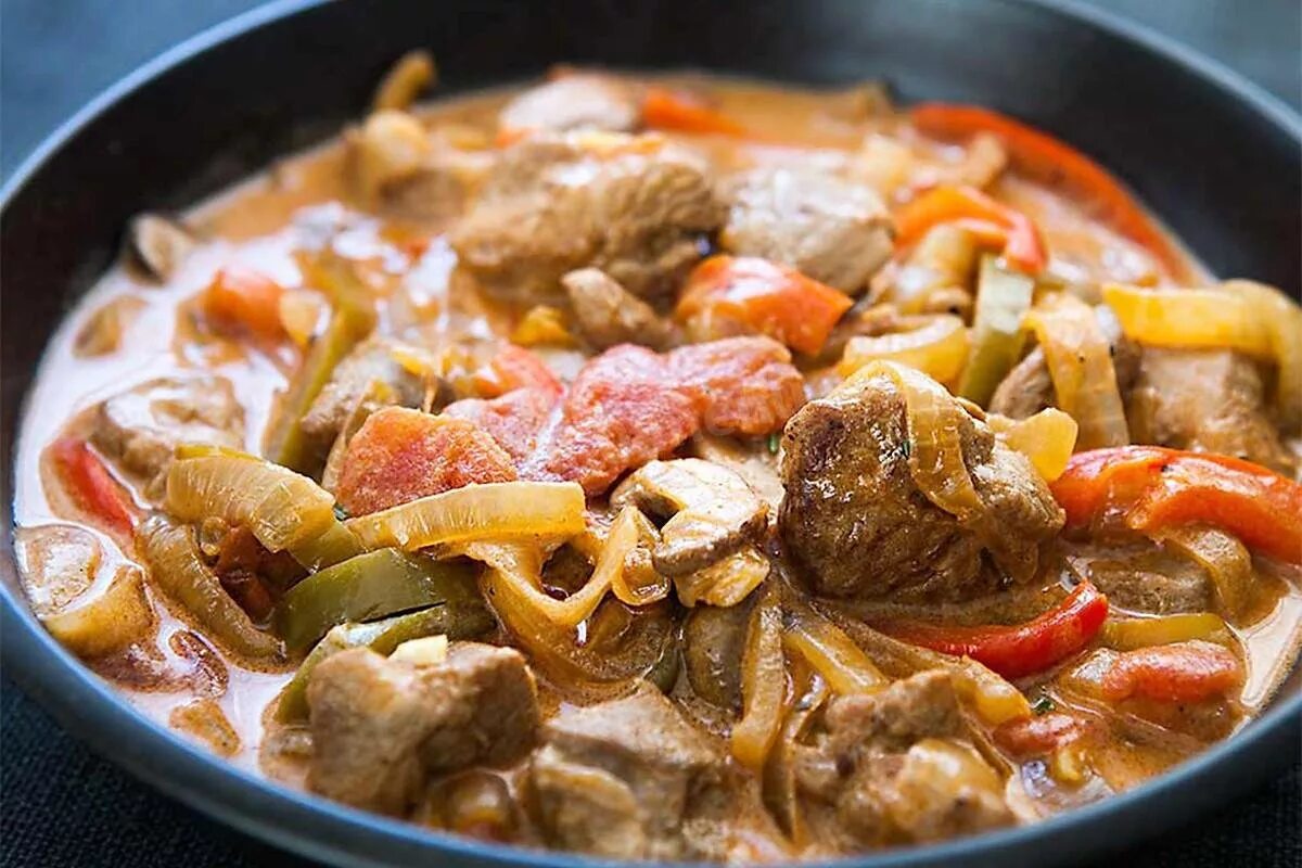Рецепт рагу в мультиварке с мясом. Рагу из индейки с овощами. свинина с грибами и болгарским. свинина тушеная с овощами. говядина тушеная с грибами.