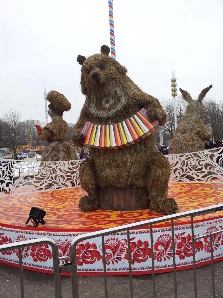 Сценарий масленицы с медведем. Медведь на Масленицу. Медведь на Ярмарке. Символ Масленицы медведь. Масленица празднование с медведем.