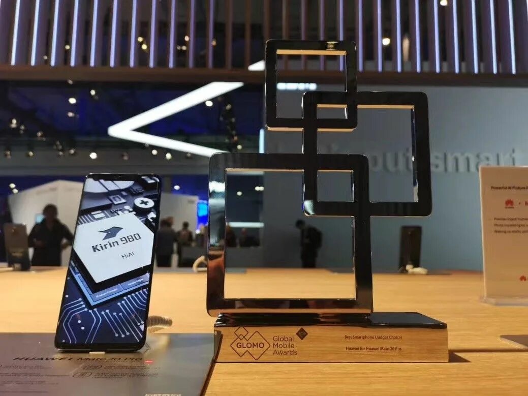 W glomos ru. Выставка смартфонов. Global mobile Awards смартфон. Выставка смартфонов в Москве фото. Huawei Uzbekistan.