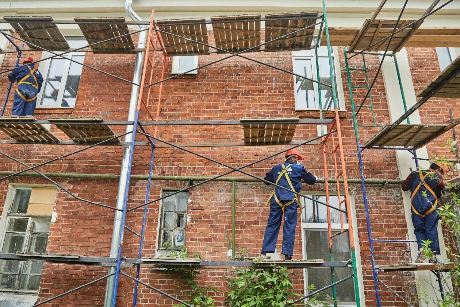 Обслуживание и реконструкция зданий