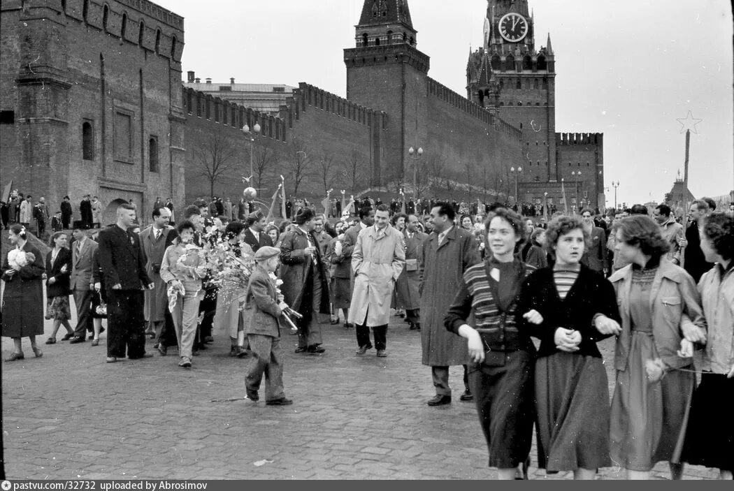 Площадь 1 мая 4. Красная площадь в ссср 1950г. москва 40 годов. москва в 40-е годы. московский авиационный институт в 40е годы.