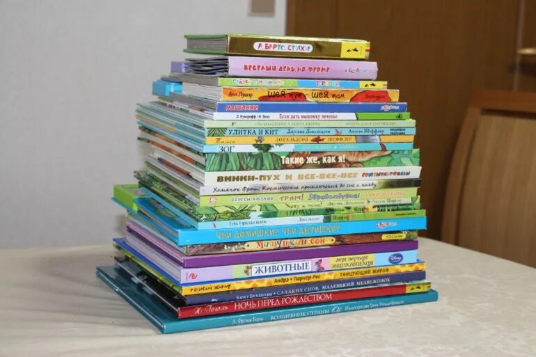 Пополнение книг. Стопка детских книг. детские книги. стопка детских книжек. стопка книг на полке.