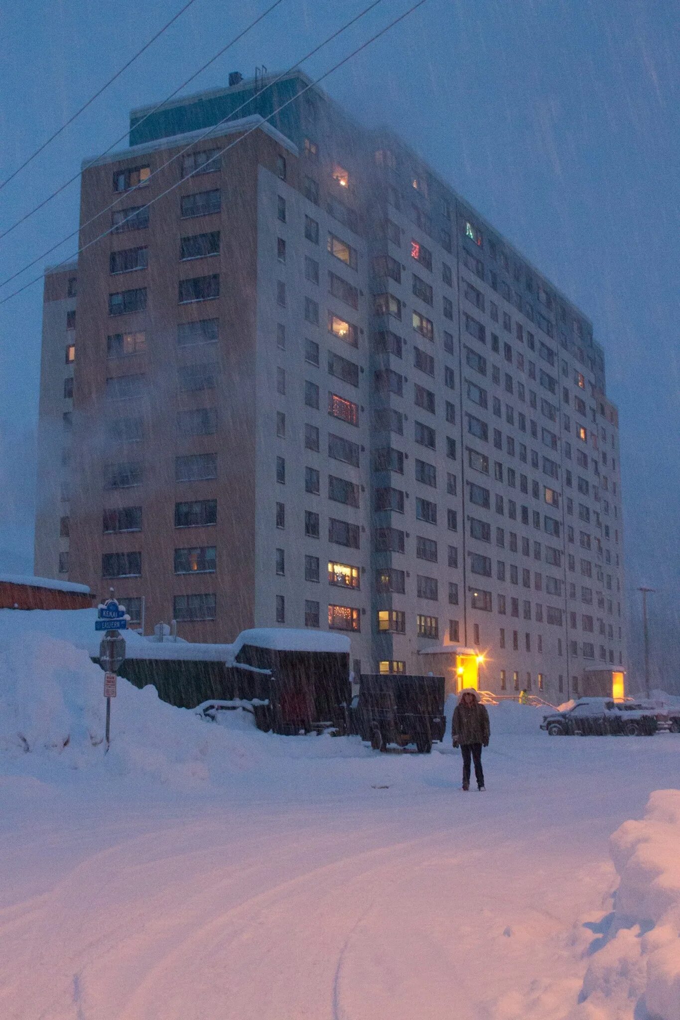 Уиттиер (Whittier), Аляска, США. Городок Уиттиер на Аляске. Город Уиттиер Аляска население. Башни Бегич.