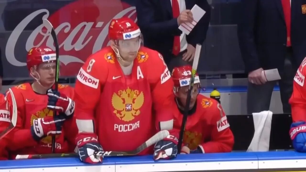 Лицо шайба. Овечкин шайба в лицо.