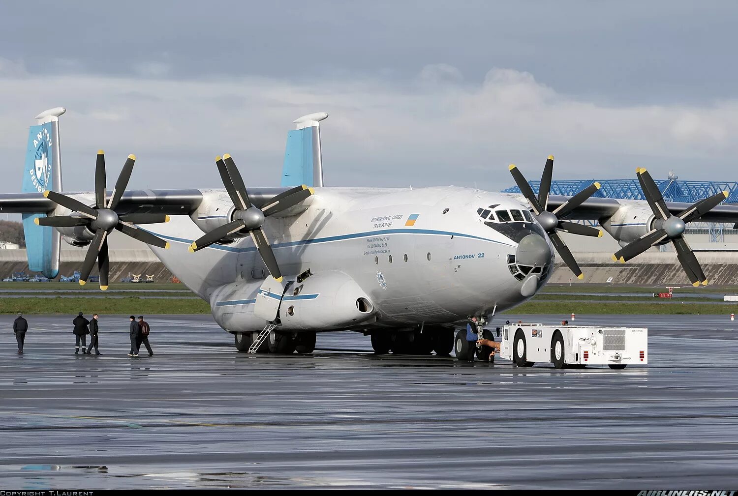 Первые грузовые самолеты. Самолёт Антей АН-22. АН-22 Антей шасси. АН 22 Антонов Эйрлайнс. АН-22 двигатель.