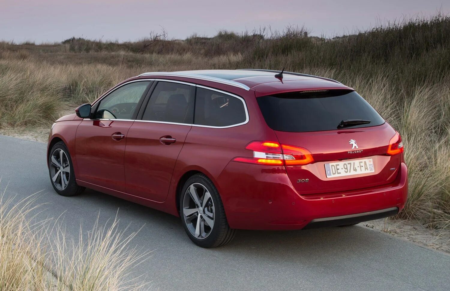 Peugeot 308 SW 2021. Peugeot 308 SW Red. Peugeot 308 2014. Peugeot 308 2014 са. Какой универсал выбрать