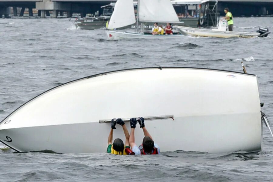 Яхта перевернулась. Перевернутая лодка. Яхта перевернулась. Перевернулись яхты. Яхта перевернулась.