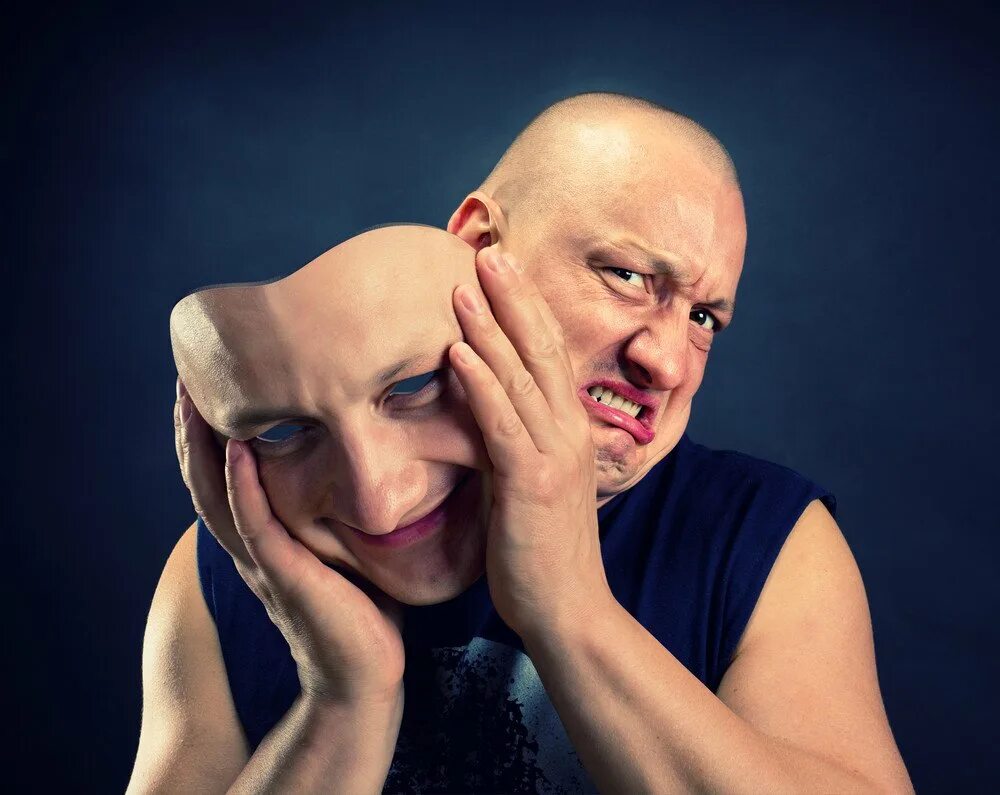 Чел в маске. Лицемерие. Человек снимает маску. Лицемерие. Лицемер фото.