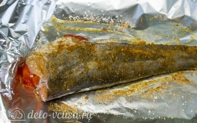 Сом запеченный в духовке целиком. Запеченный сом в фольге. Судак в духовке в фольге. Сом в духовке в фольге. Сом запеченный в духовке.