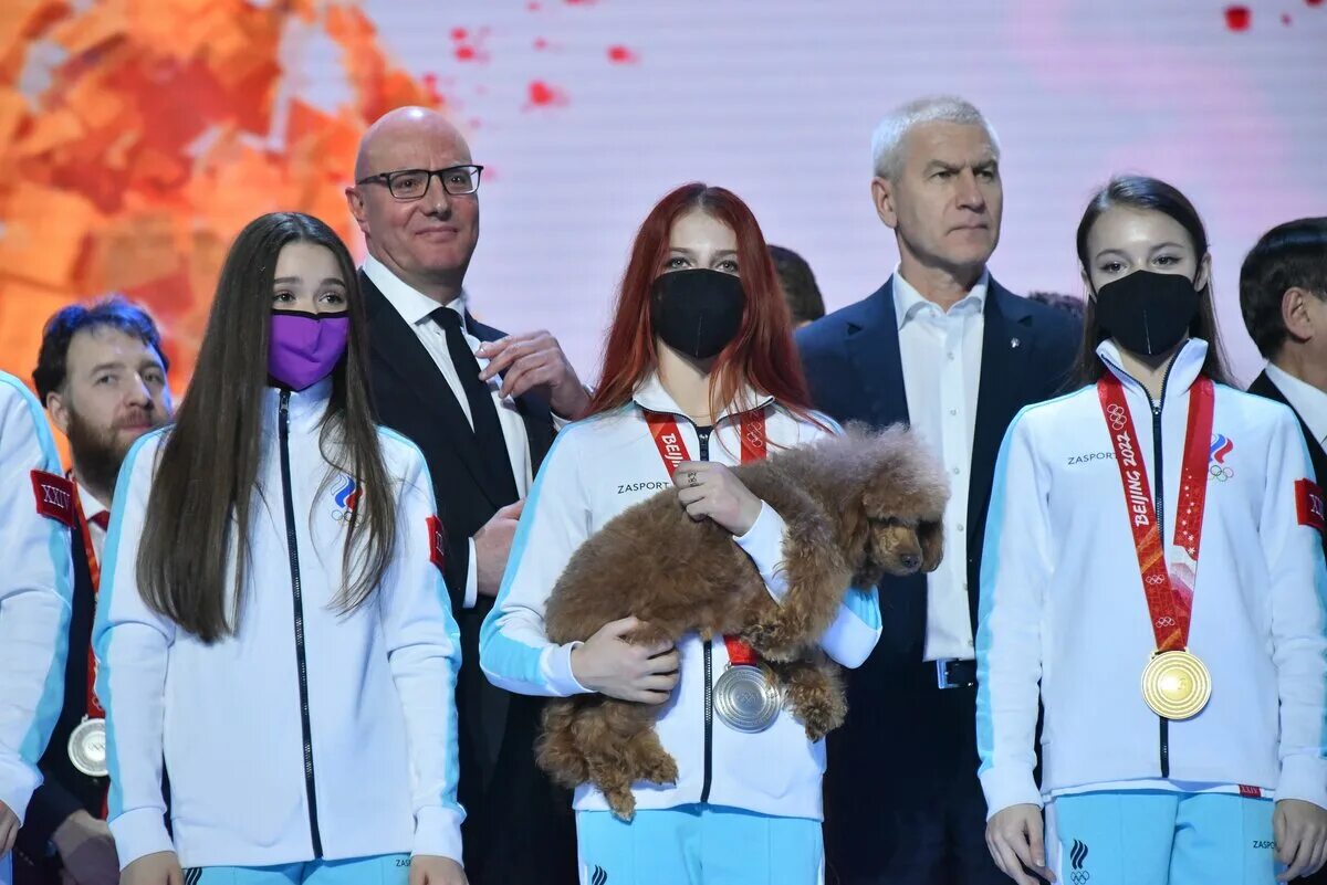 Олимпийцы в пекине 2022. Олимпийцы прилетели в москву. Болельщики россии. Фото олимпийцев. Российские олимпийцы вернулись из пекина в москву.