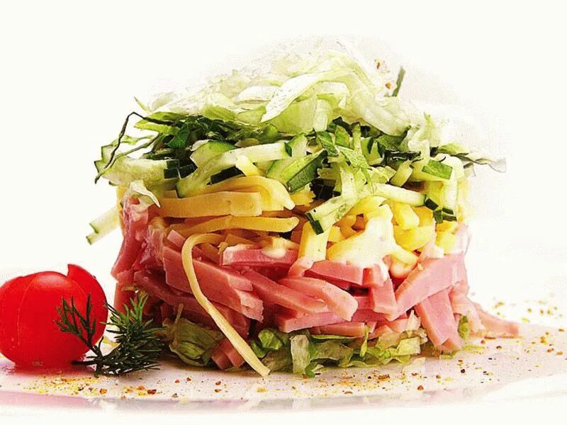Салат с ветчиной и сыром и огурцами и помидорами. Салат с ветчиной и сыром. Салат с ветчиной и болгарским перцем и сыром и помидорами. Салат овощной с ветчиной. Салат с ветчиной и сыром и помидорами.