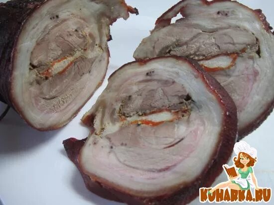 Рулет из рульки в духовке. Мясной рулет из рульки свиной. Рулет изсвинной рульки. Рецепт рульки свиной вареный с фото рулет. Мясной рулет из рульки.