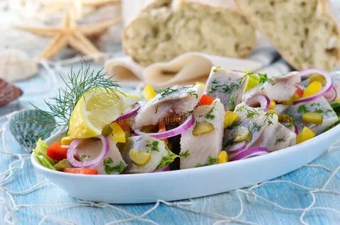 Эстонский холодный салат из овощей и селедки
