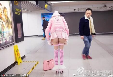 圖+影)她 搭 地 鐵 穿 這 樣.露 出 白 皙 嫩 臀 一 覽 無 遺.緩 緩 拿 出 跳 蛋 驚 呆 路... 