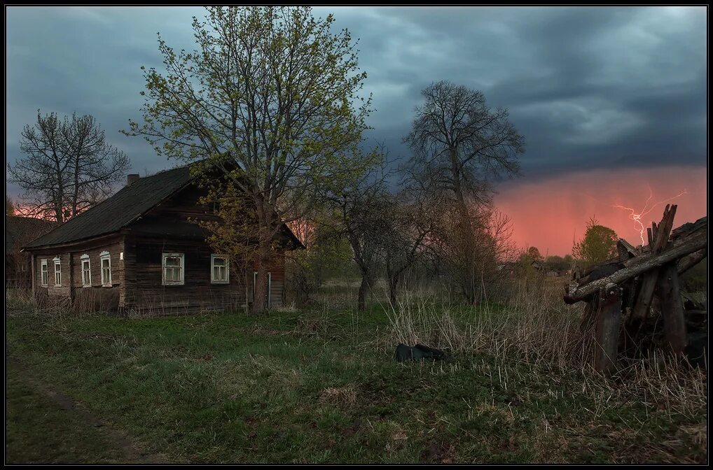 После деревне. Одинокий дом в деревне. Пасмурный день в деревне. Майский вечер в деревне. Дождливый вечер в деревне.