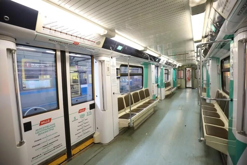 Движение первых поездов метро. Расписание метро. Поезда серпуховско-тимирязевская линия. Поезда московского метрополитена 1935 года. Поезд метро москва 2022.