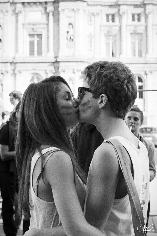 Поцелуй другого мужчины. Поцелуй. Французский поцелуй. Француженки целуются. Поцеловаться.
