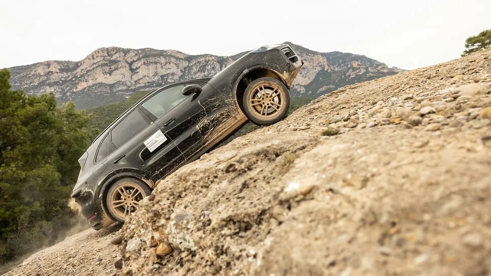 Porsche cayenne turbo s 2018. Порше кайен 2018 белый. Porsche cayenne turbo s 2022. Порше кайен заряженный. Тест кайен.