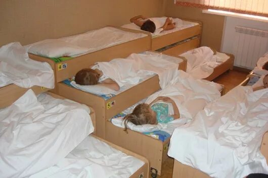 садике спать ложатся. дети ночи. сон в детском саду. садике спать ложатся. дети спят в детском саду.